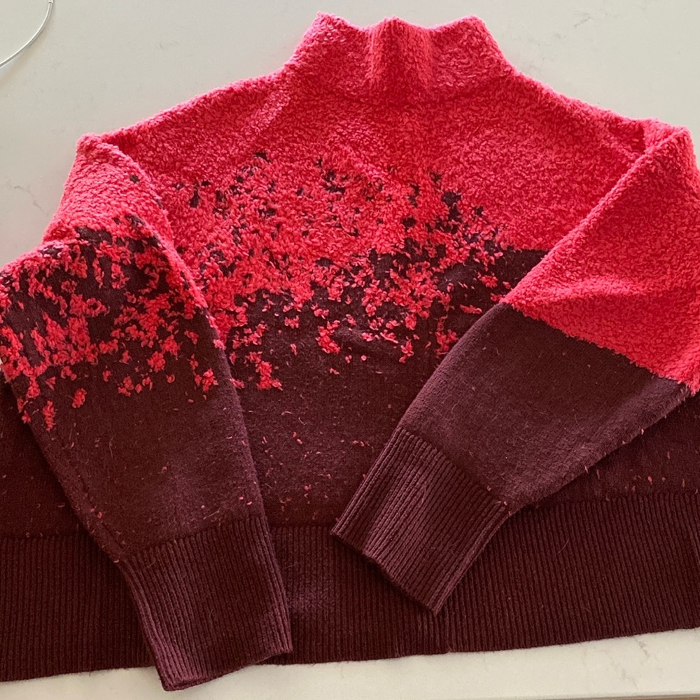 Lululemon Ombré Knit Sweater in Merlot/Carnation. Size 10.
